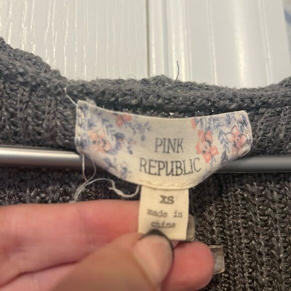Pink Republic Gray Knit Sweater Twist Detail Size XS - Picture 3 of 6